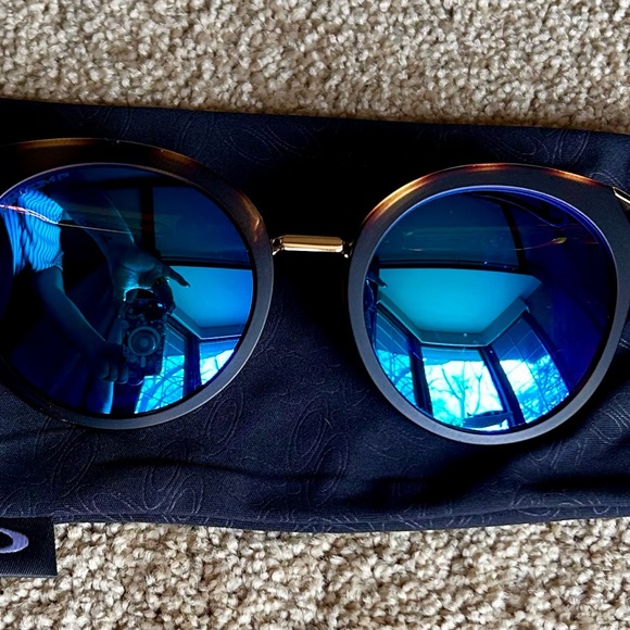 Round Blue Lens Sunglasses - Oakley Top Knot